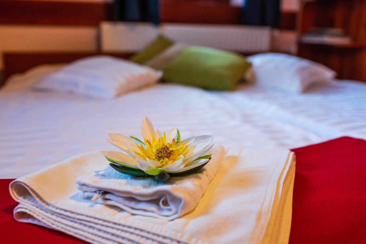 Sara-Lux Apartman Nyarliget ภายนอก รูปภาพ