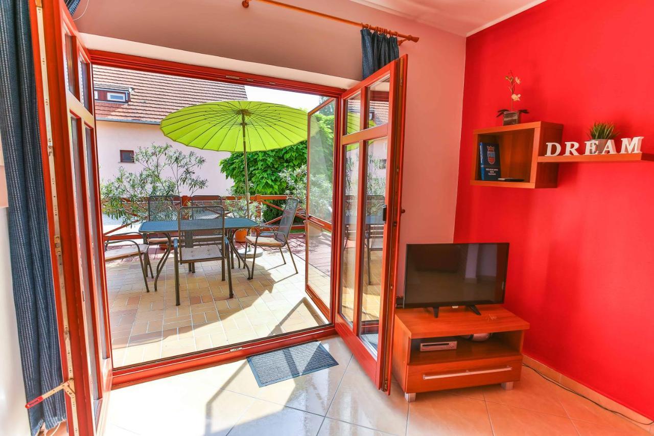 Sara-Lux Apartman Nyarliget ภายนอก รูปภาพ